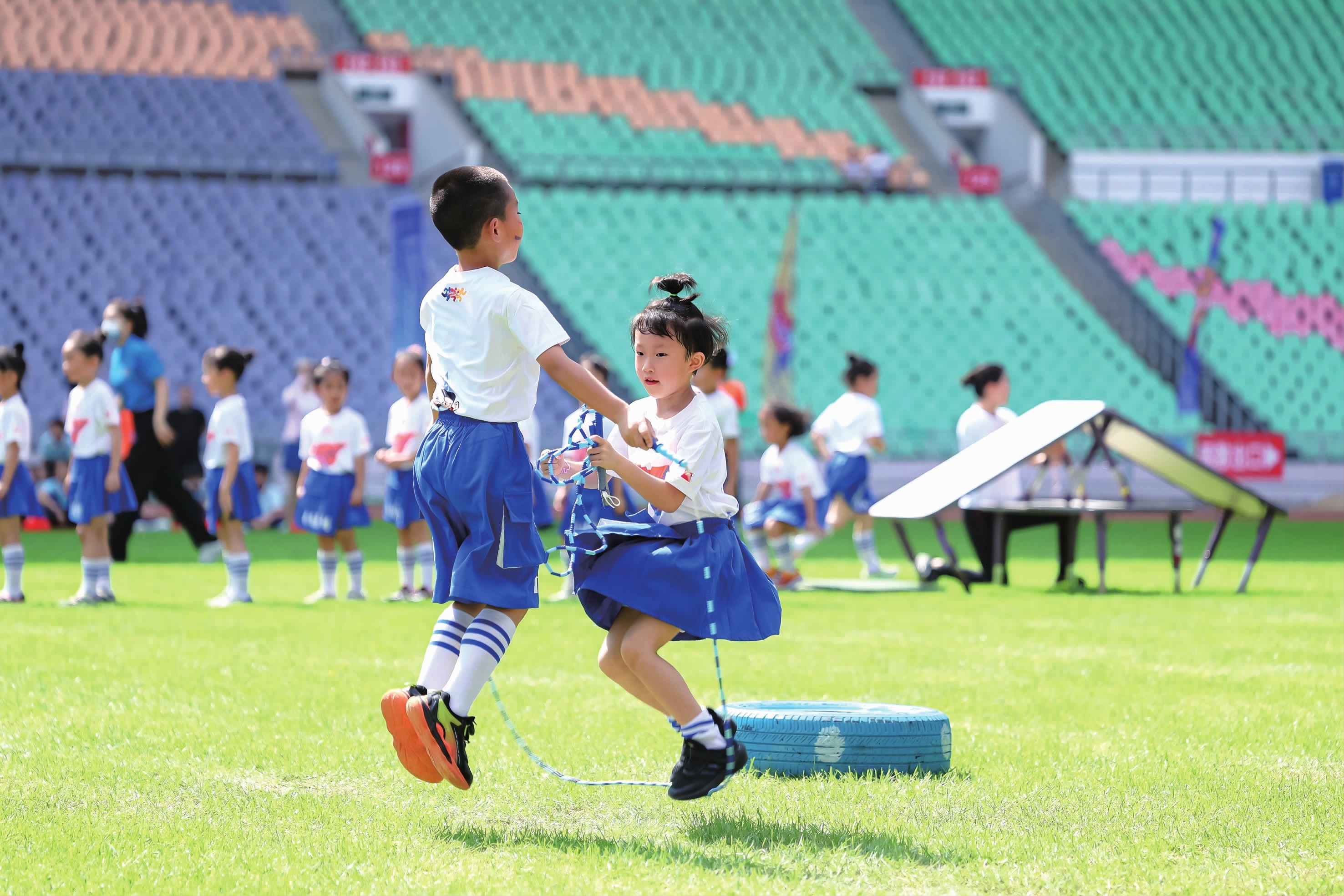 NCAA实力强校亚利桑那大学的Koa Peat前半赛季集锦！大一的Koa Peat是球队得分王，赛季场均14.4分5.4篮板2.9助攻，球队更是开季取得14连胜，还没输过球！ ​